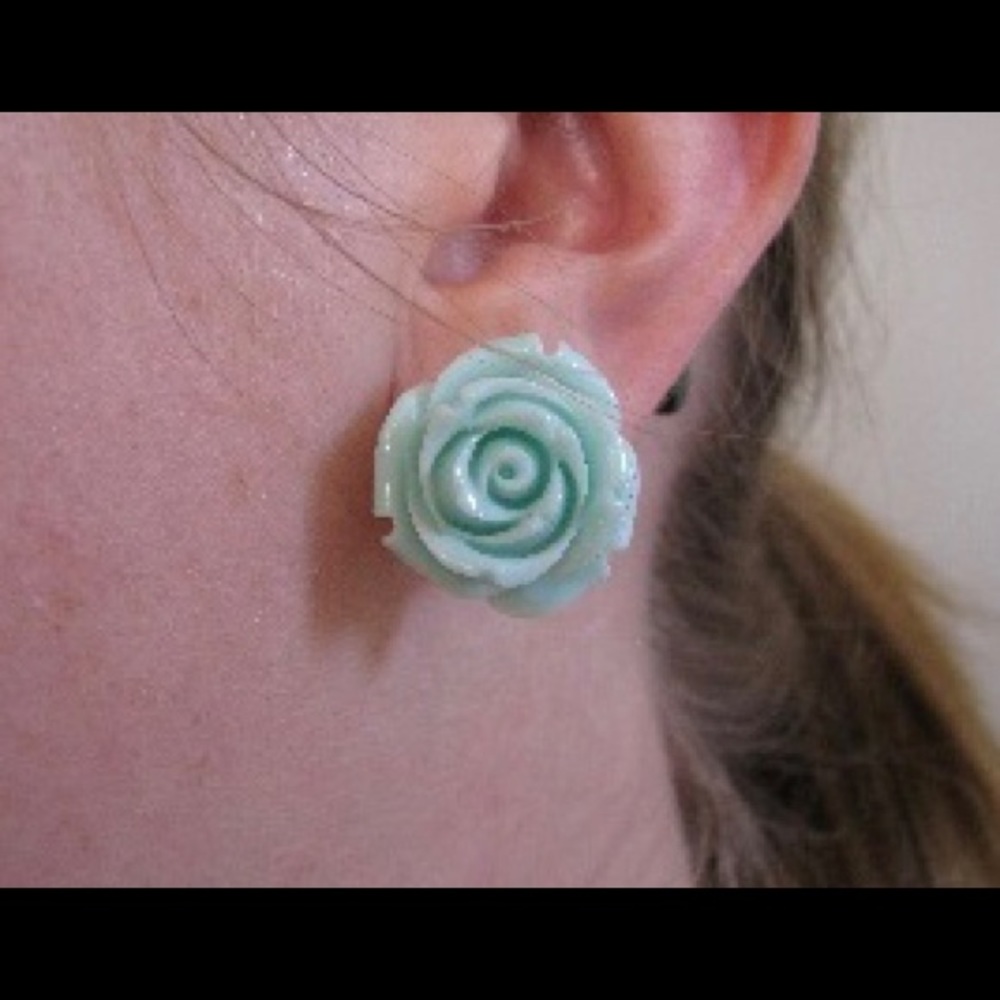 MODCLOTH - Retro Rose Earrings 🌹 - Picture 2 of 2